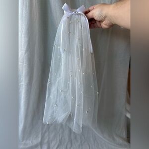 Elegant White Veil with Pearl Accents